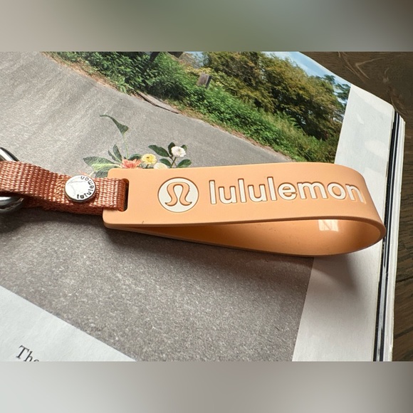 Lululemon Clippable Card Pouch/Wristlet In Peach Bellini - Picture 4 of 6